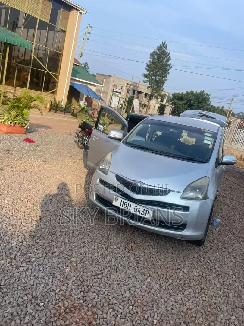 Toyota Ractis 1.3 FWD 2007 Silver