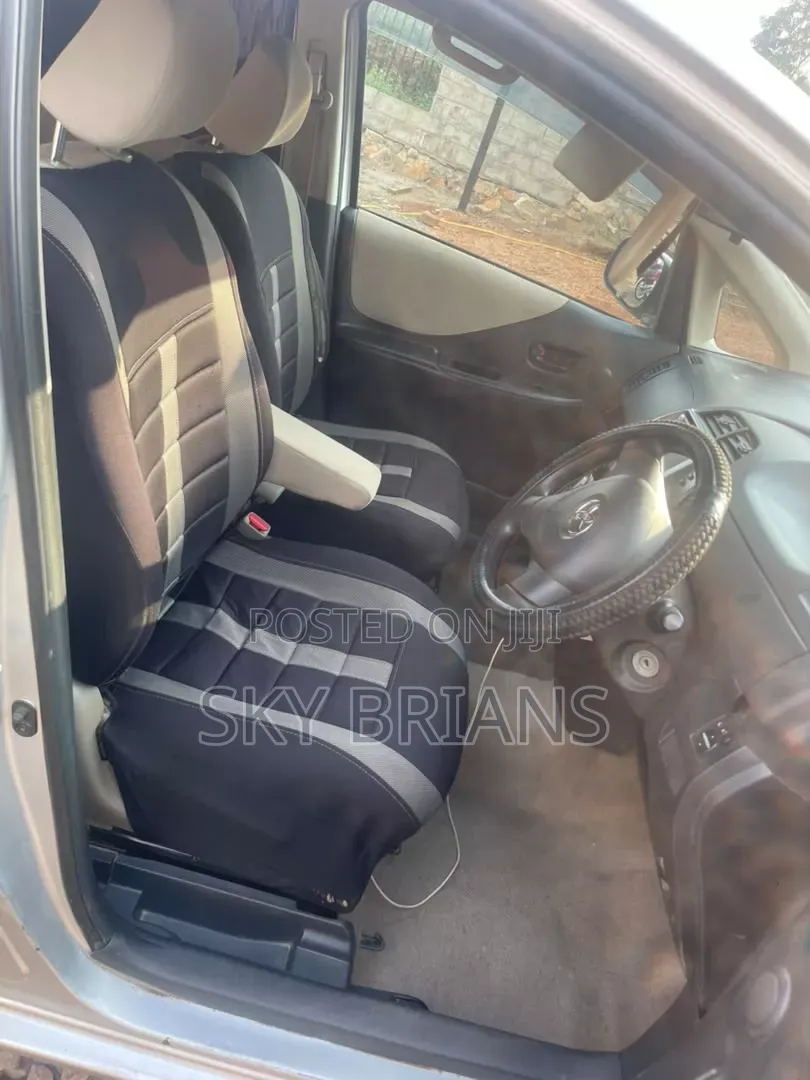 Toyota Ractis 1.3 FWD 2007 Silver