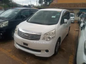 Toyota Noah 2.0 143hp AWD (7 Seater) 2013 White