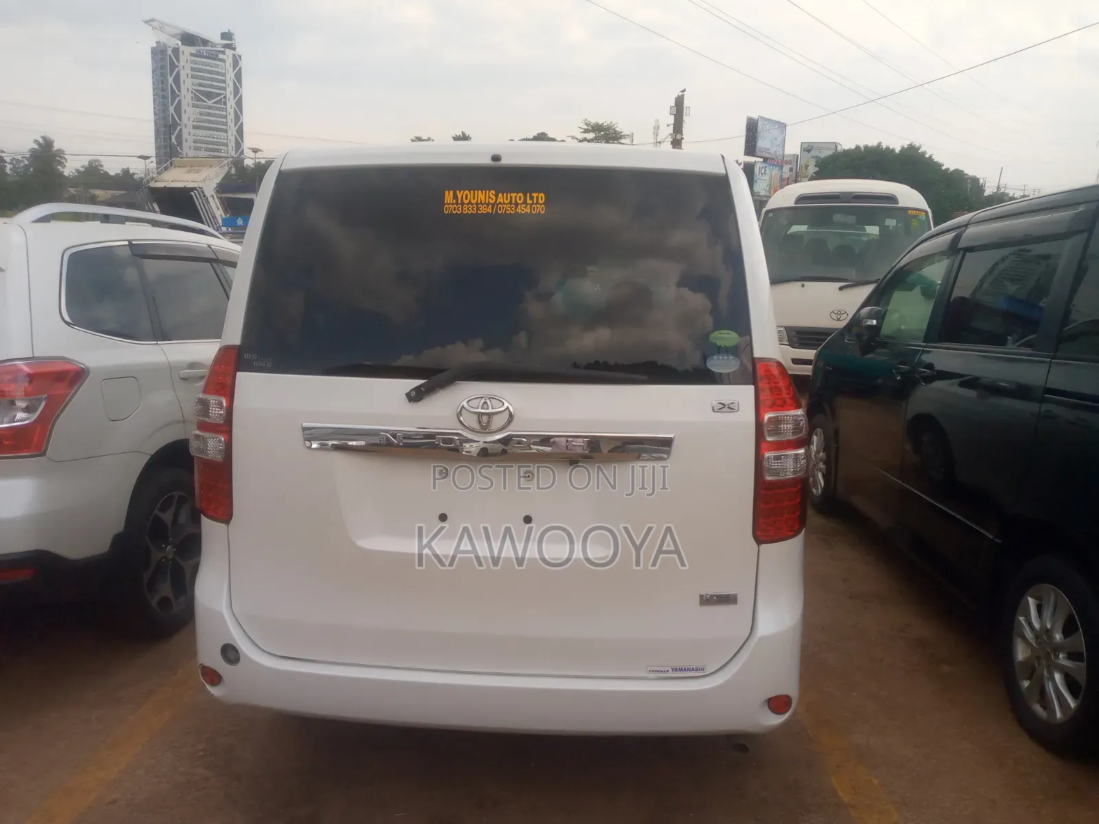 Toyota Noah 2.0 143hp AWD (7 Seater) 2013 White