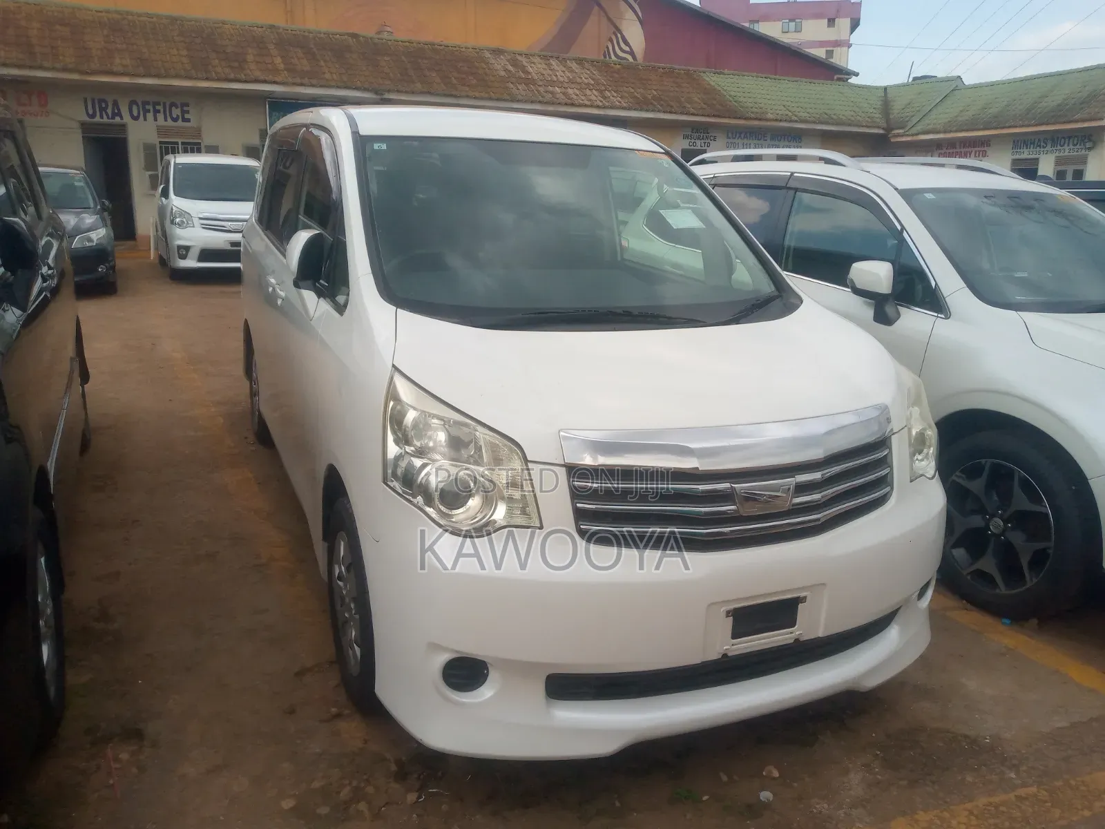 Toyota Noah 2.0 143hp AWD (7 Seater) 2013 White