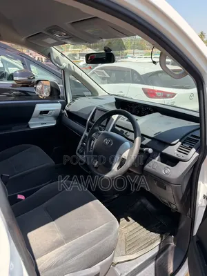 Toyota Noah 2.0 143hp AWD (7 Seater) 2013 White