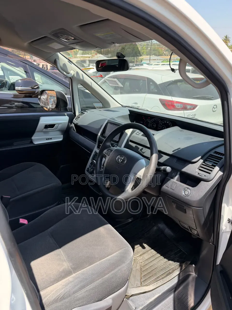 Toyota Noah 2.0 143hp AWD (7 Seater) 2013 White