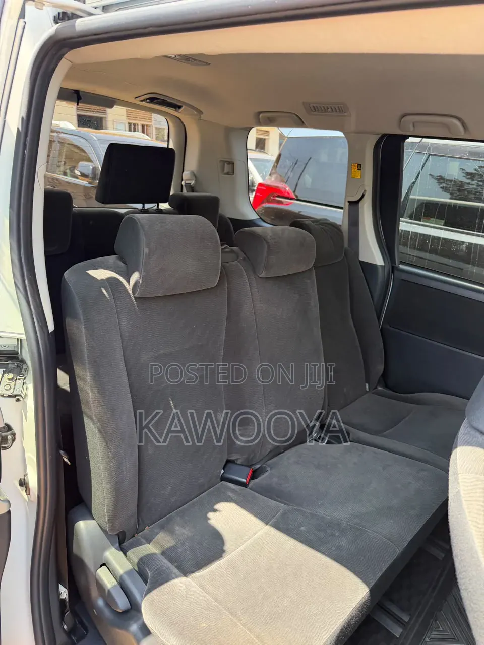 Toyota Noah 2.0 143hp AWD (7 Seater) 2013 White