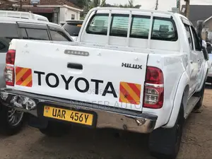Toyota Hilux 2010 White