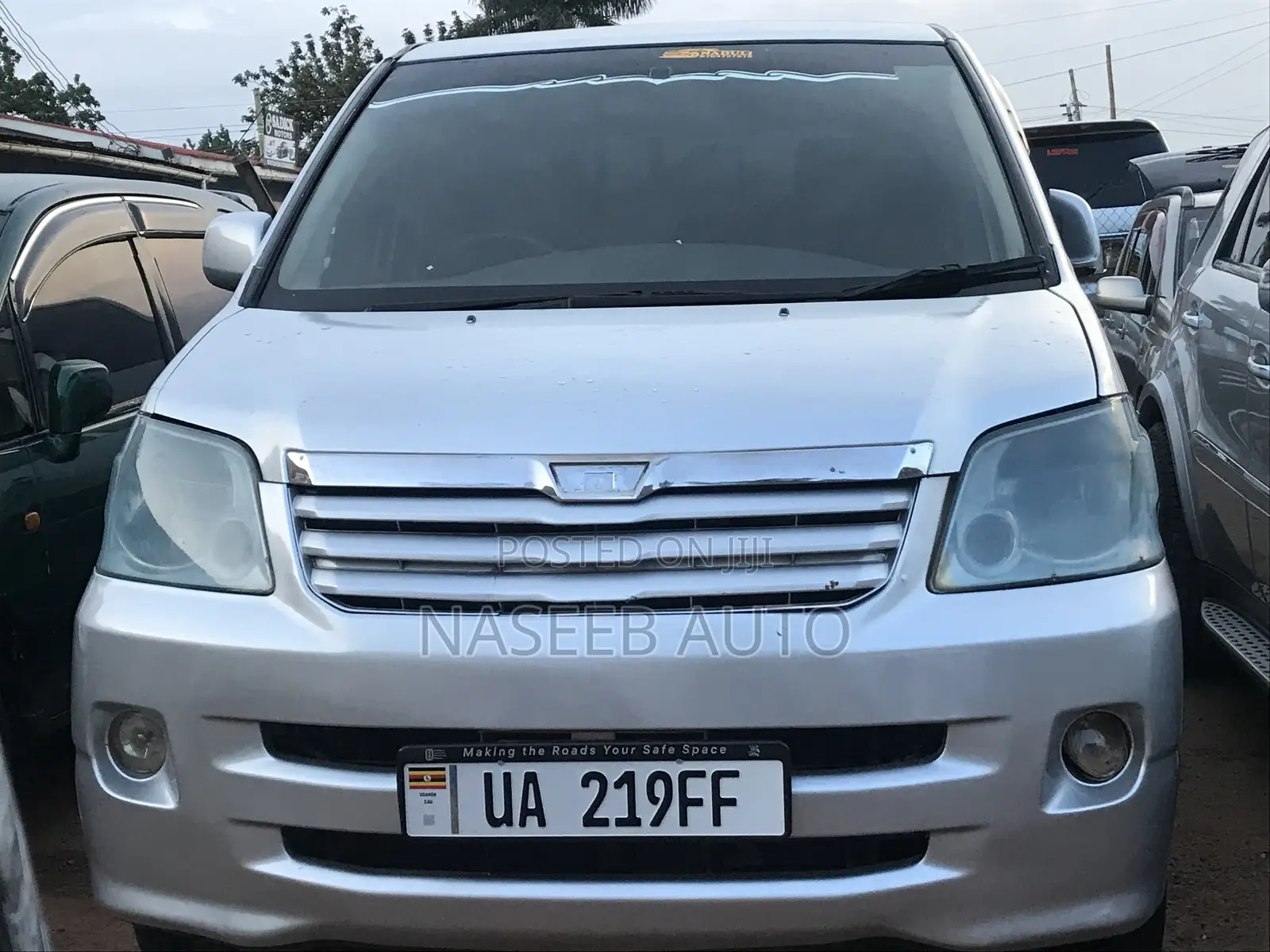Toyota Noah 2005 Silver