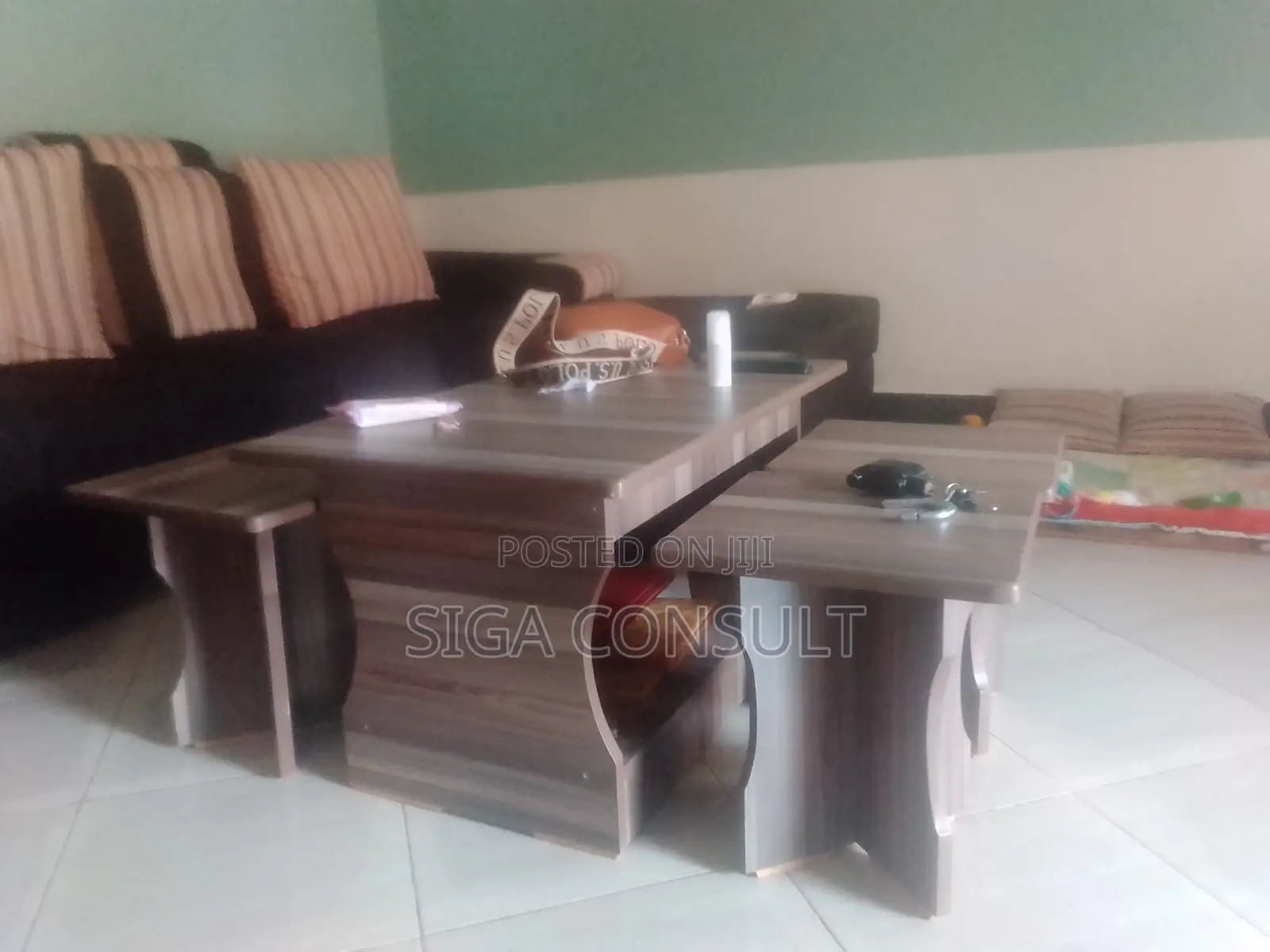 Center Table Is Available for Sale in Kirinya.