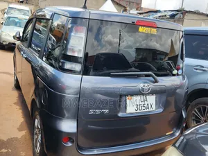 Toyota Sienta 2012 Silver