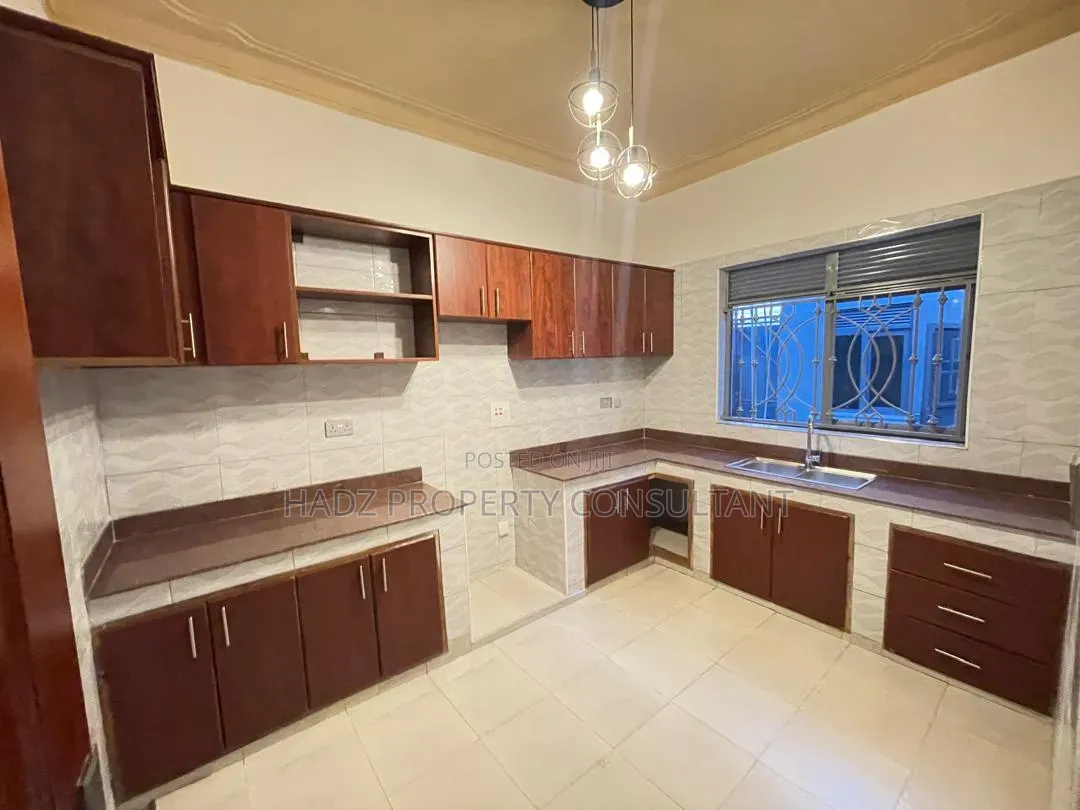 4bdrm Bungalow in Sekiwunga Along, Central Division for sale
