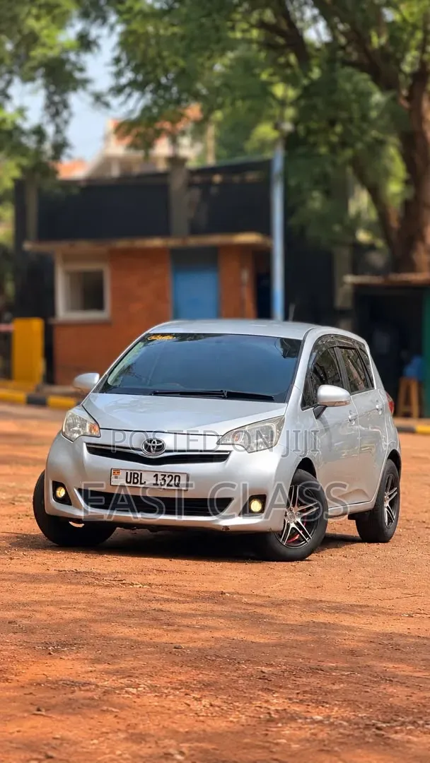 Toyota Ractis 1.5 FWD 2012 Silver