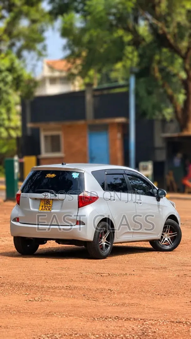 Toyota Ractis 1.5 FWD 2012 Silver