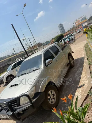 Toyota Hilux 2.5 D-4D 4X4 SRX 2010 Silver