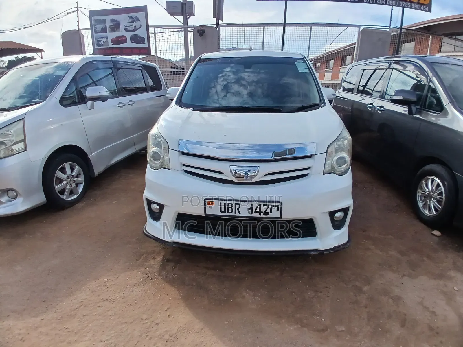 Toyota Noah 2.0 143hp AWD (8 Seater) 2010 White