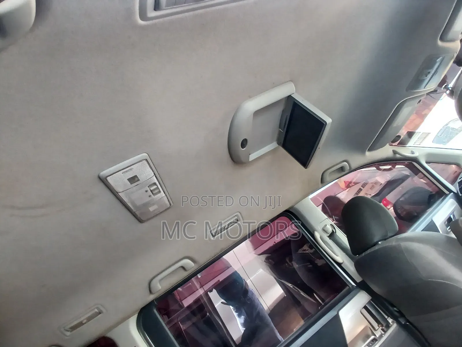 Toyota Noah 2.0 143hp AWD (8 Seater) 2010 White