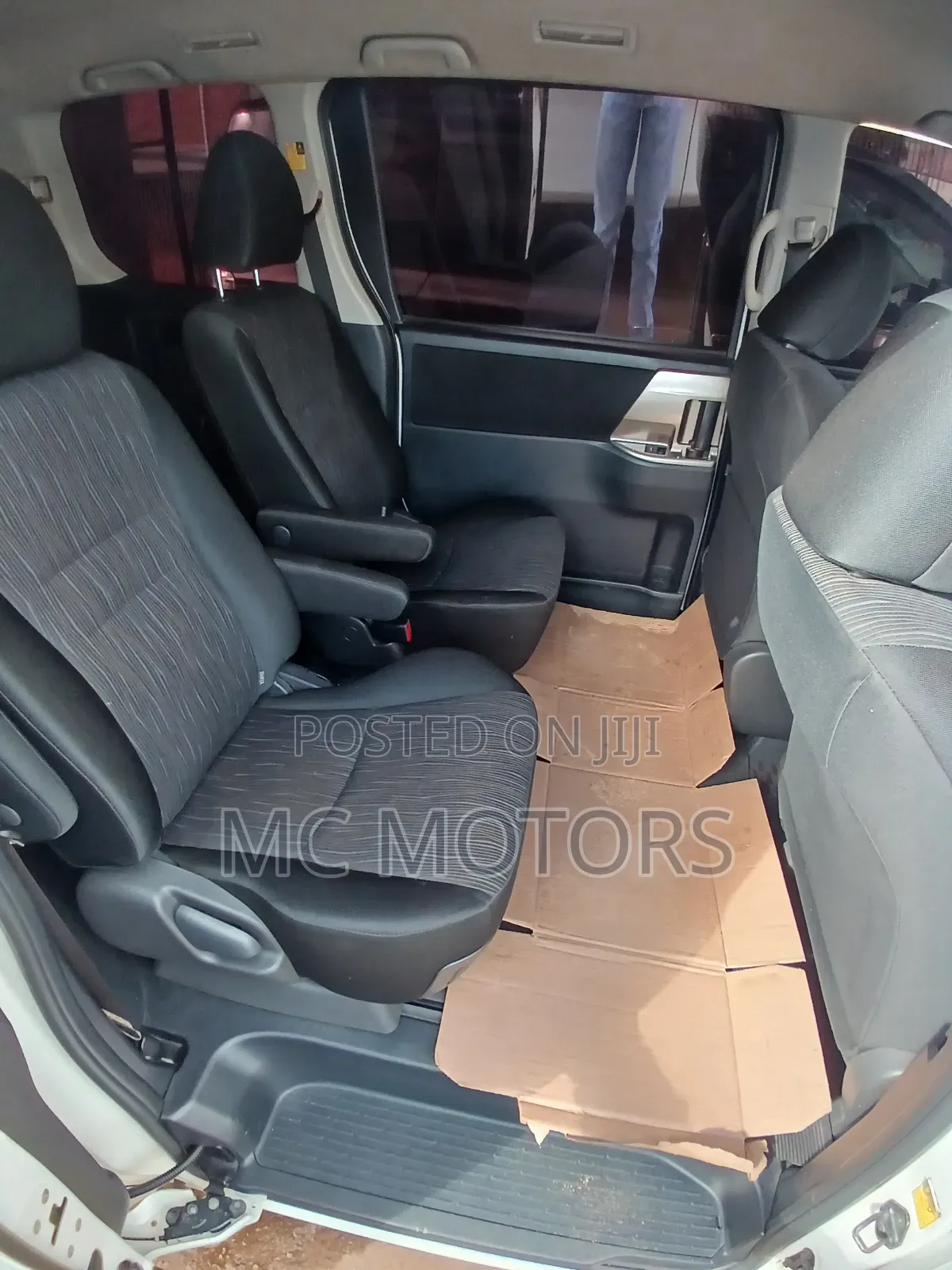 Toyota Noah 2.0 143hp AWD (8 Seater) 2010 White
