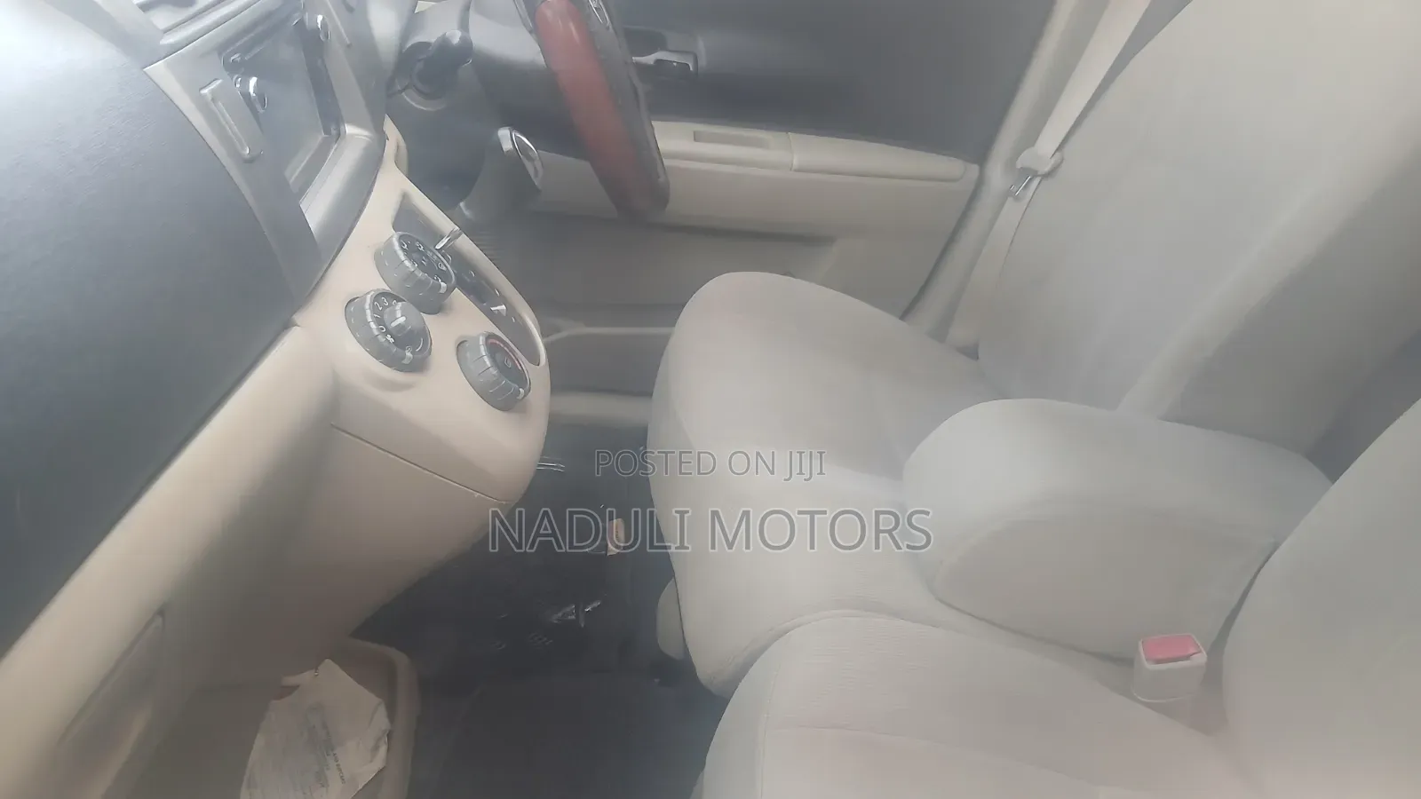 Toyota Passo Sette 2010 Gold