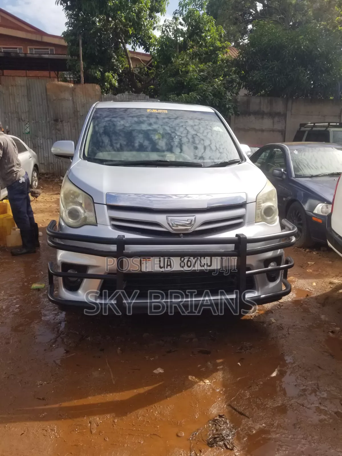 Toyota Noah 2.0 143hp AWD (7 Seater) 2010 Silver