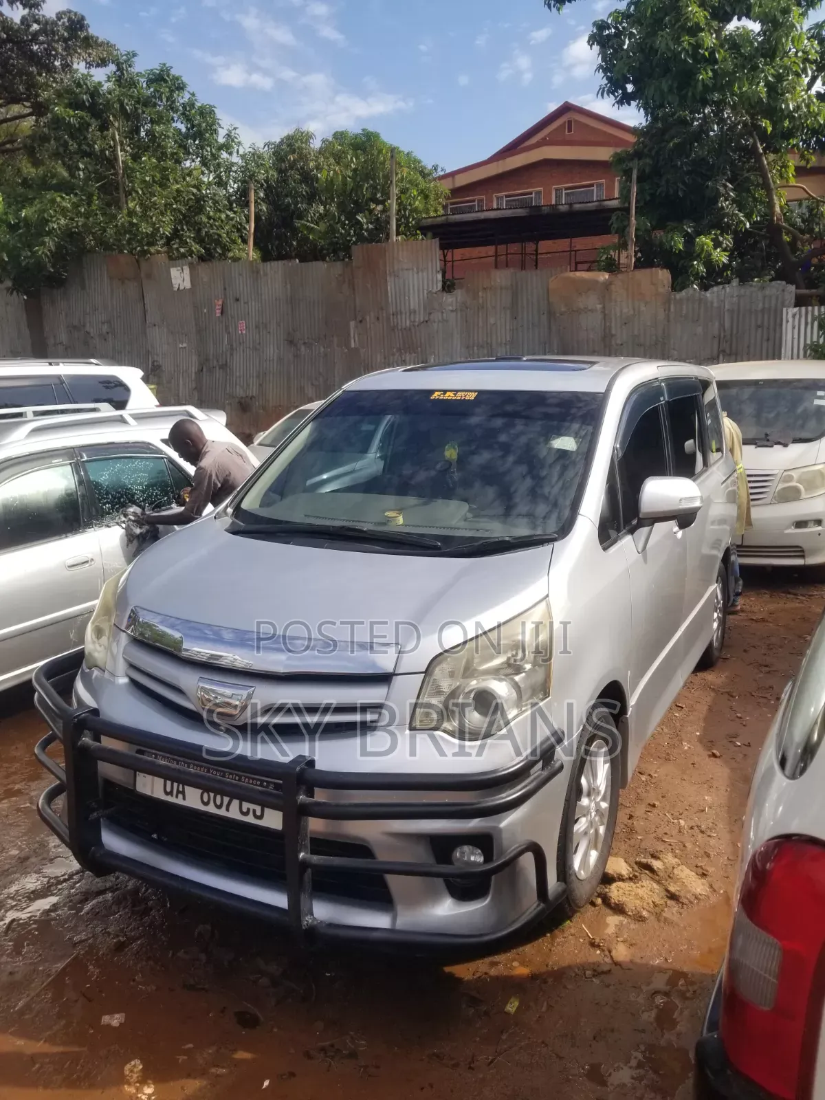 Toyota Noah 2.0 143hp AWD (7 Seater) 2010 Silver
