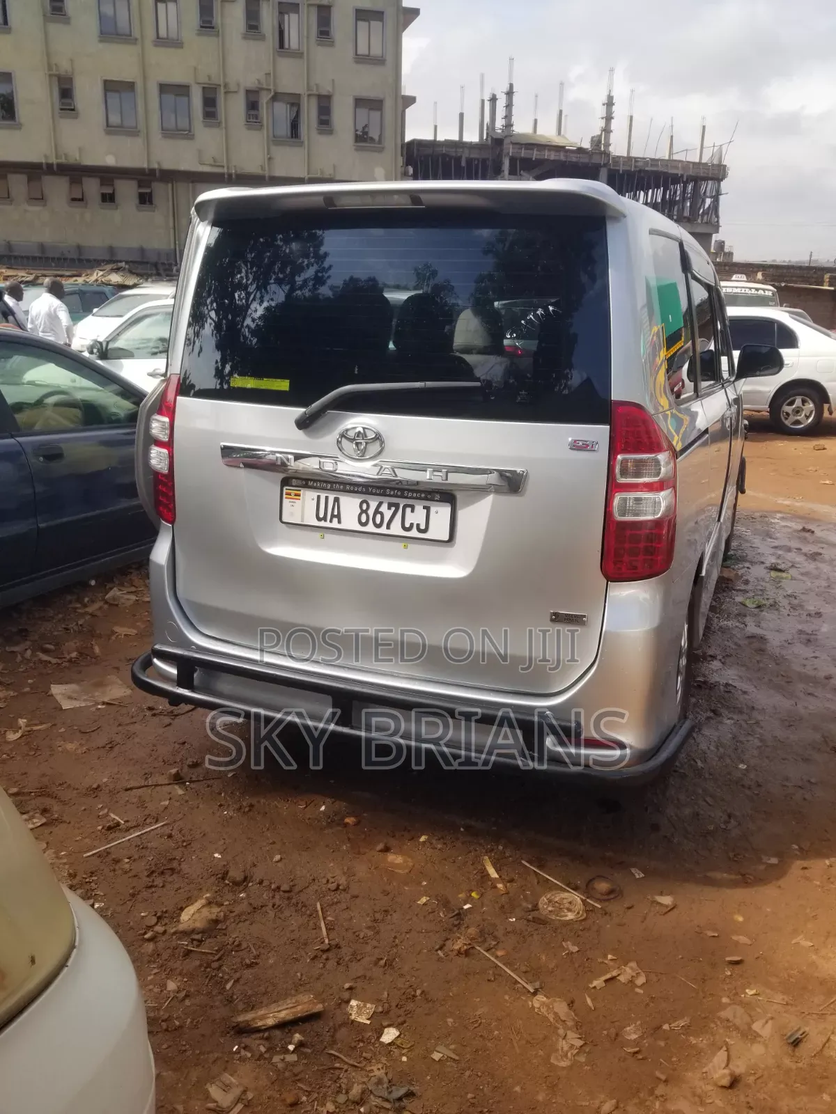 Toyota Noah 2.0 143hp AWD (7 Seater) 2010 Silver
