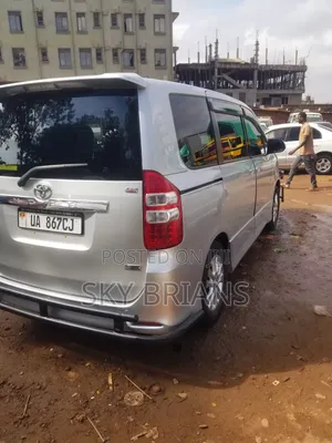 Toyota Noah 2.0 143hp AWD (7 Seater) 2010 Silver