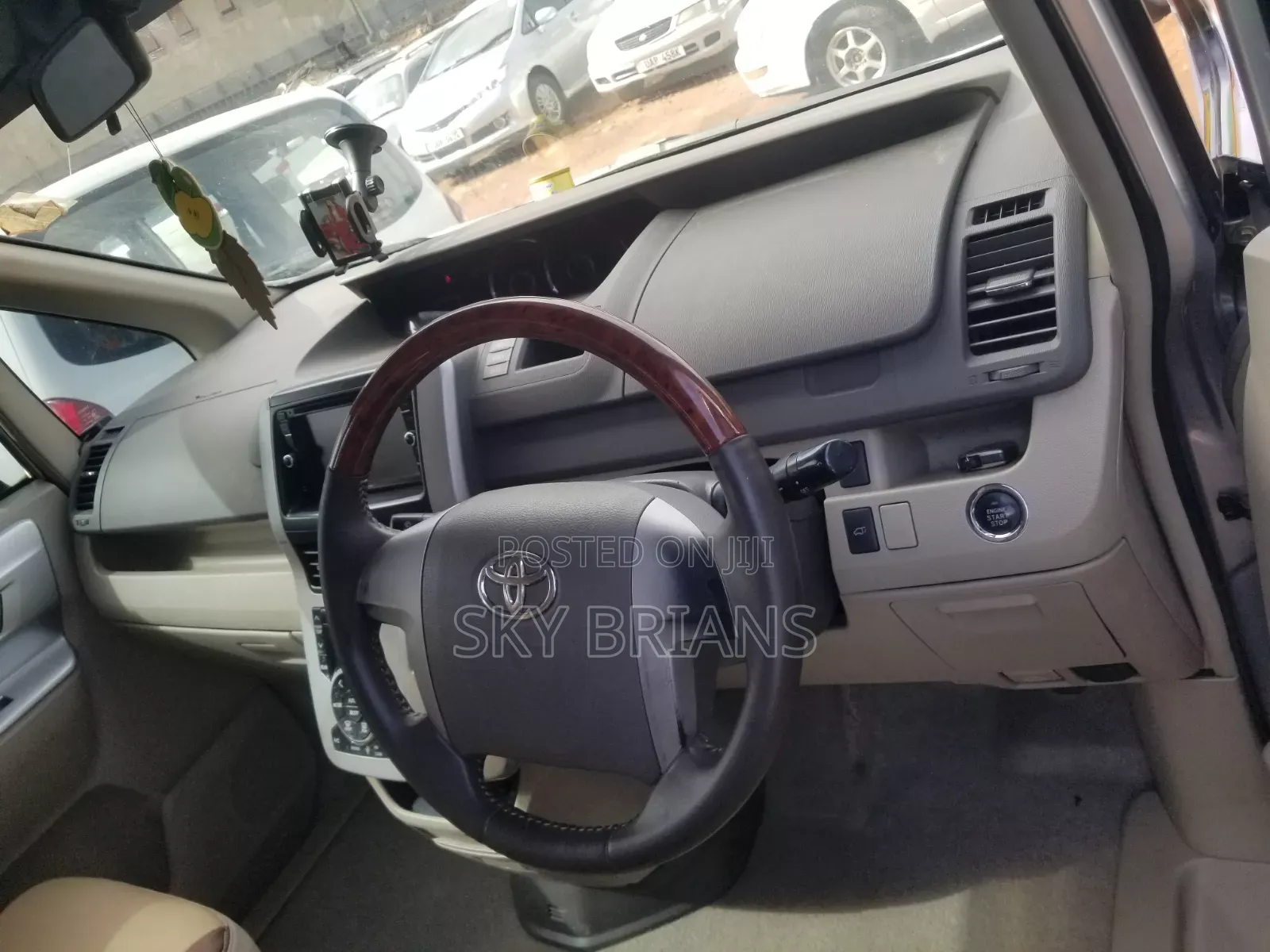 Toyota Noah 2.0 143hp AWD (7 Seater) 2010 Silver