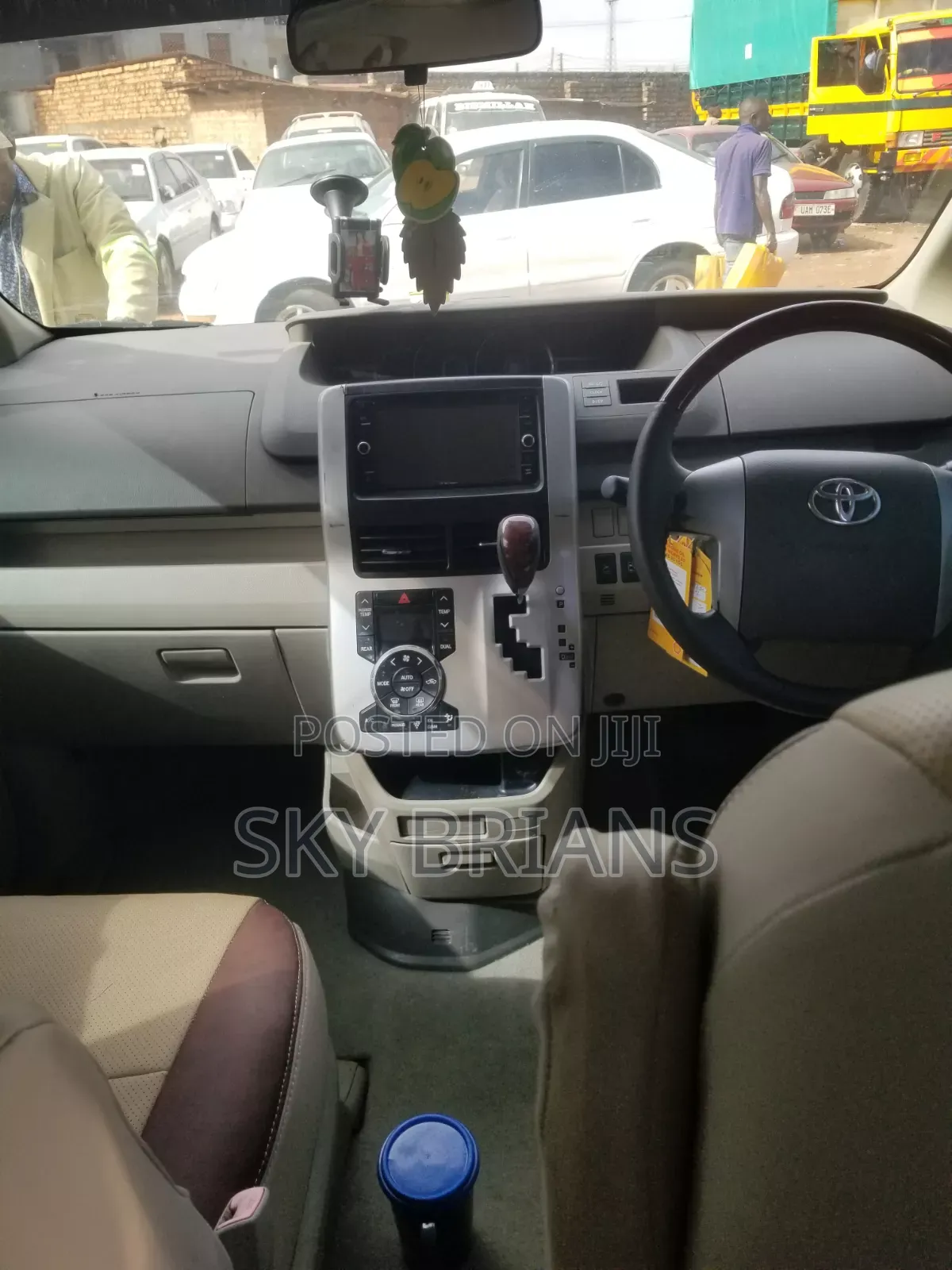 Toyota Noah 2.0 143hp AWD (7 Seater) 2010 Silver