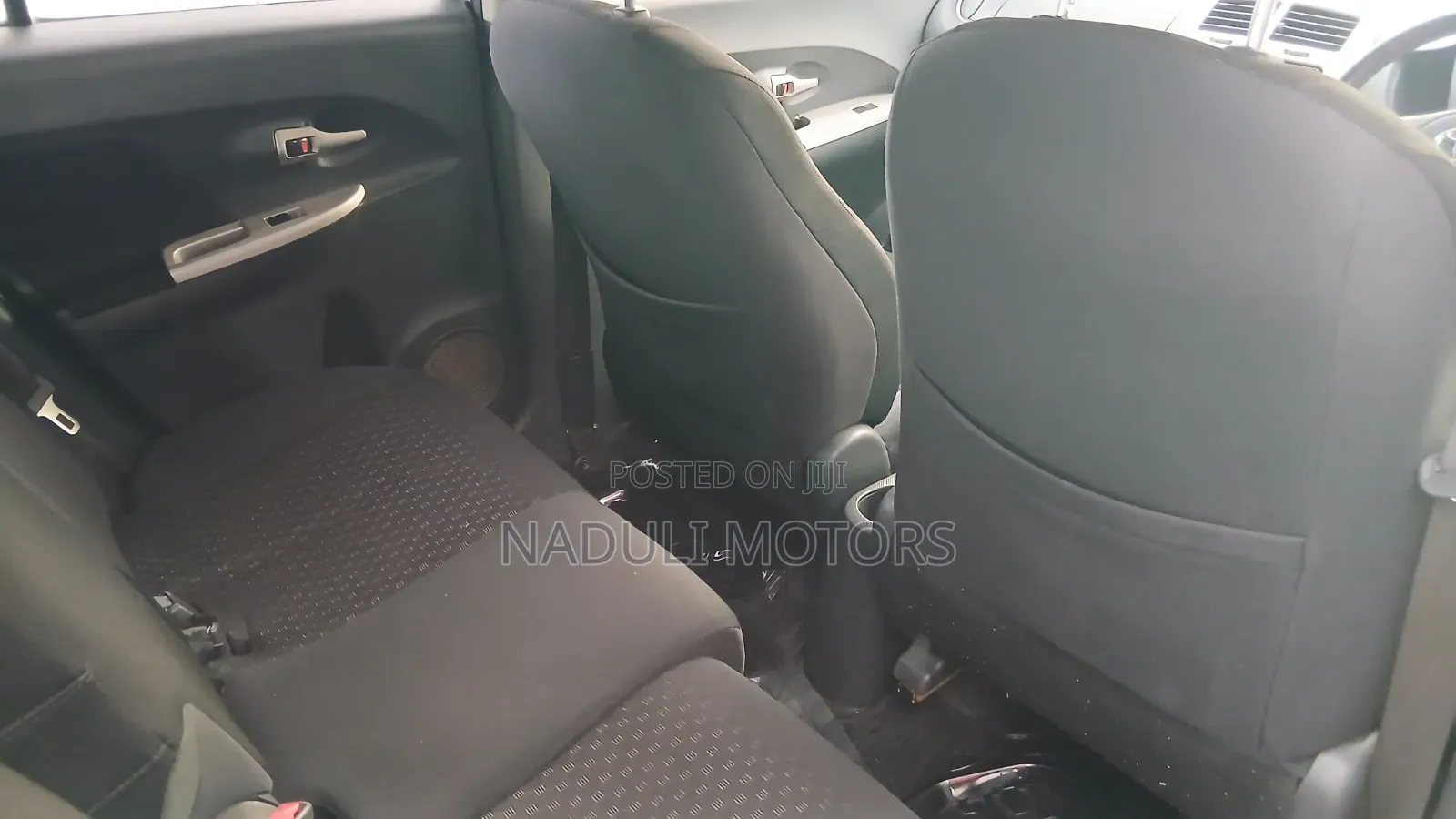 Toyota IST 2010 Silver
