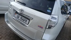 Toyota Vanguard 2012 White