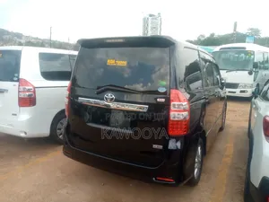 Toyota Noah 2.0 158hp AWD (7 Seater) 2013 White