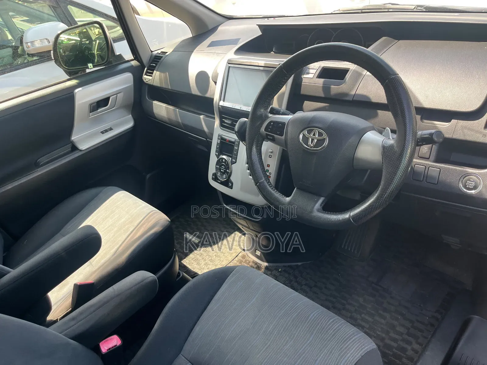 Toyota Noah 2.0 158hp AWD (7 Seater) 2013 White