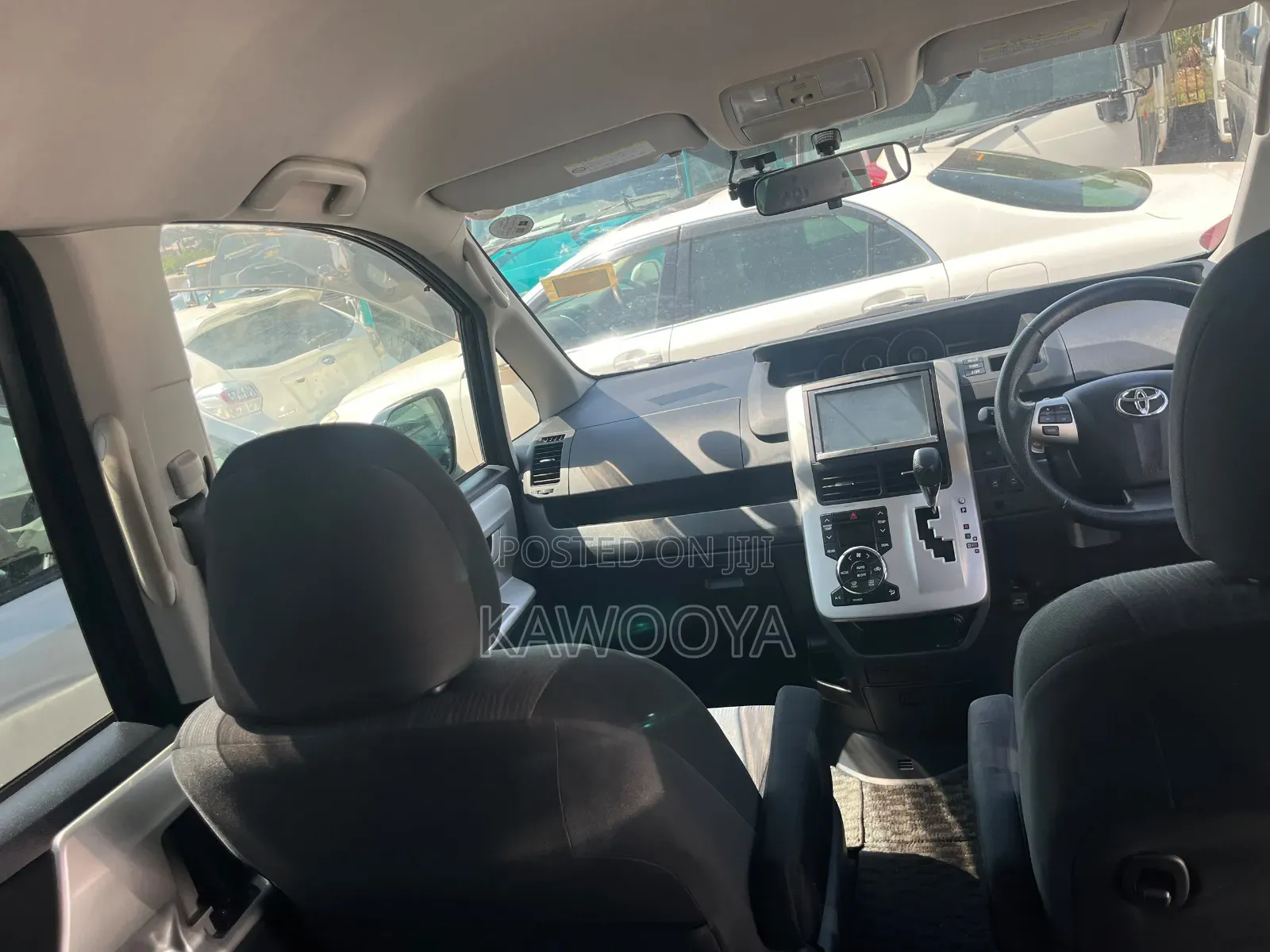 Toyota Noah 2.0 158hp AWD (7 Seater) 2013 White