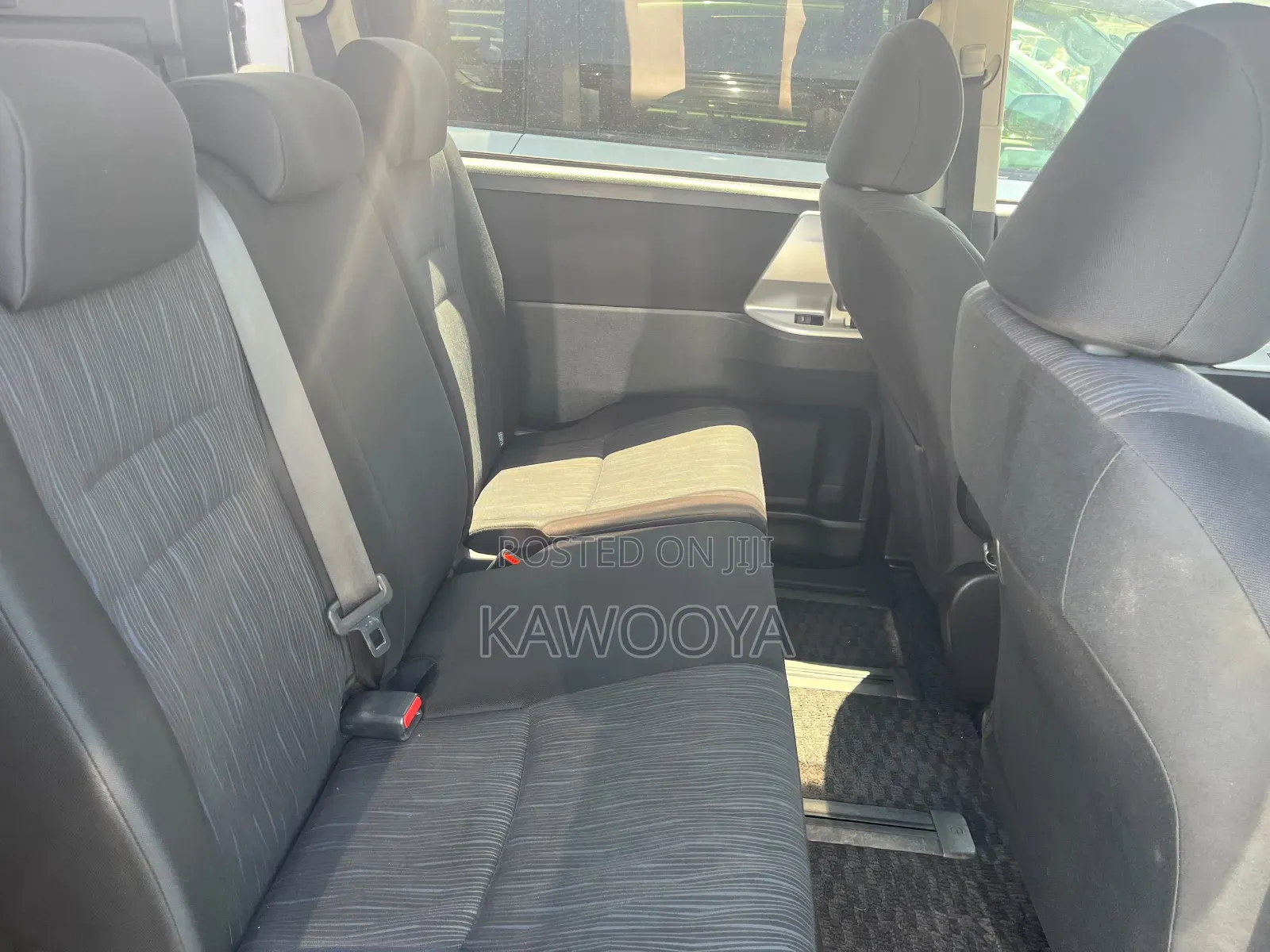 Toyota Noah 2.0 158hp AWD (7 Seater) 2013 White