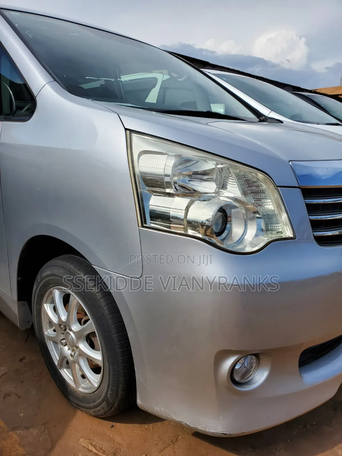 Toyota Noah 2.0 143hp AWD (8 Seater) 2013 Silver