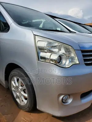 Toyota Noah 2.0 143hp AWD (8 Seater) 2013 Silver