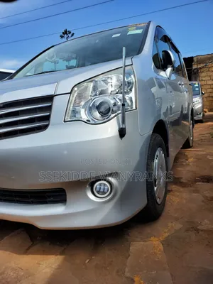 Toyota Noah 2.0 143hp AWD (8 Seater) 2013 Silver