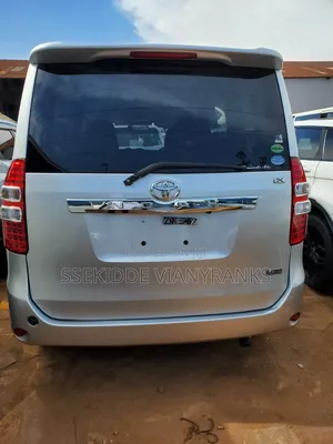 Toyota Noah 2.0 143hp AWD (8 Seater) 2013 Silver