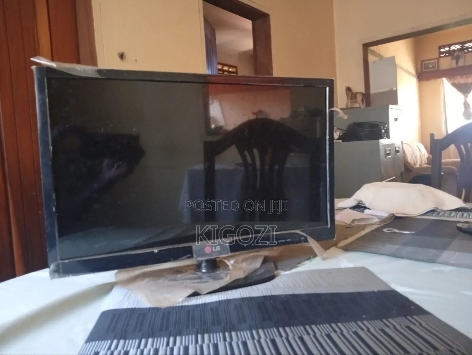 LG 22-Inch LED TV (Model: 22LN4000) - Great Condition