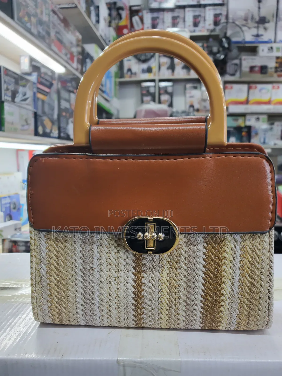 Top-Handle Handbag Featuring a Woven Straw Base in Earthy Tones