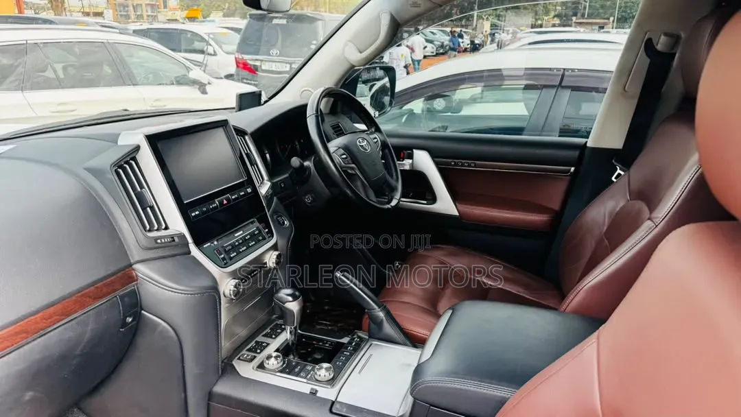 Toyota Land Cruiser 4.6 V8 ZX 2018 White