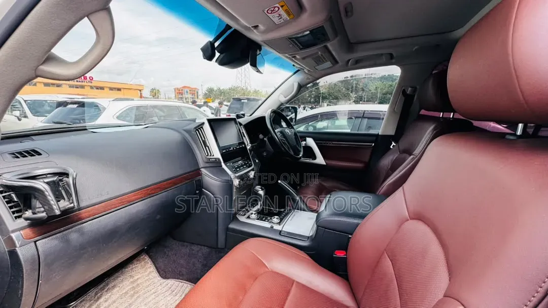 Toyota Land Cruiser 4.6 V8 ZX 2018 White