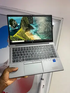 New Laptop HP ZBook Firefly G8 8GB Intel Core i7 SSD 256GB