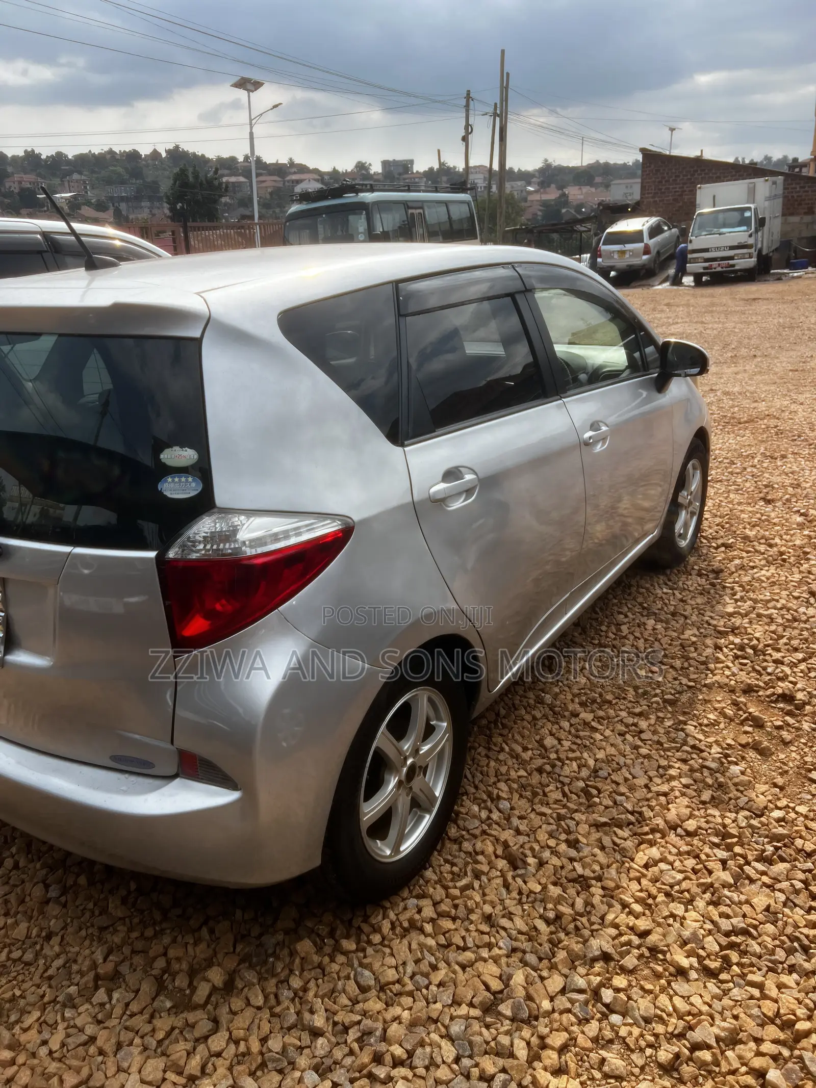 Toyota Ractis 1.5 AWD 2011 Silver