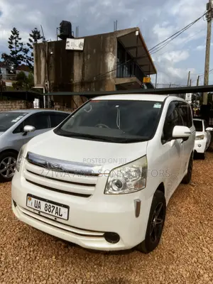 Toyota Noah 2.0 AWD (7 Seater) 2014 White
