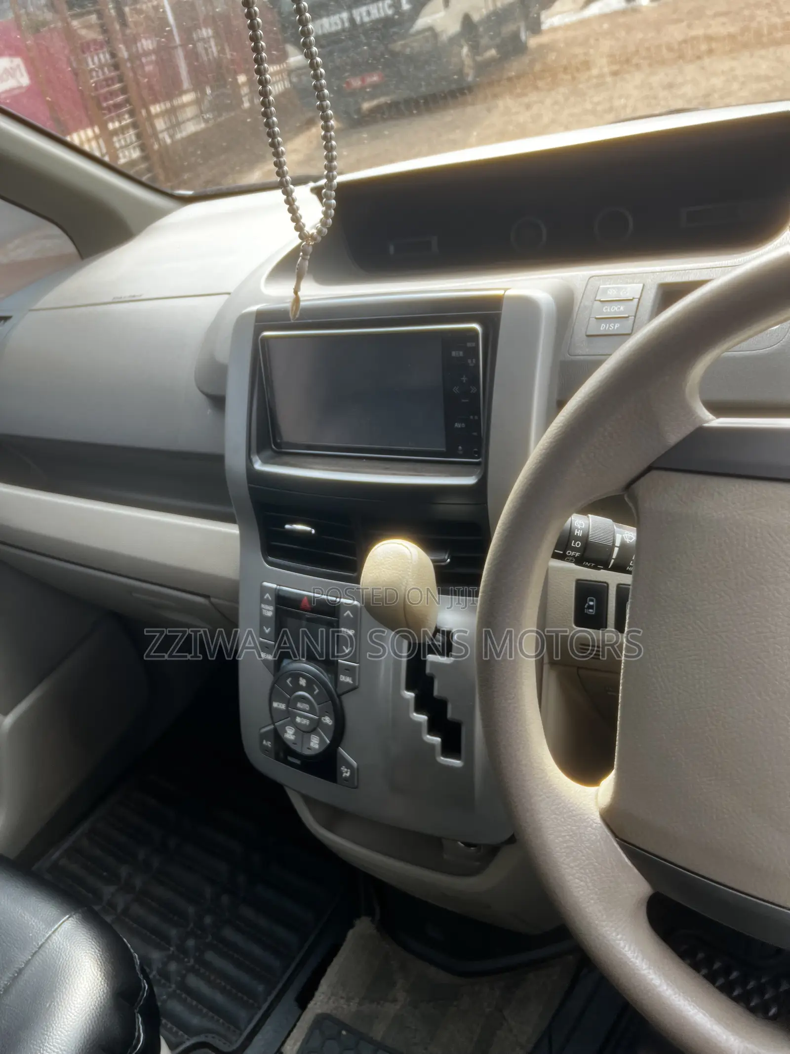 Toyota Noah 2.0 AWD (7 Seater) 2014 White