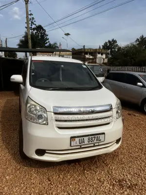 Toyota Noah 2.0 AWD (7 Seater) 2014 White