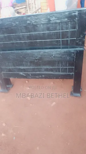 4by6 Wooden Bed in Good Condition Readily Available on Quick Sale