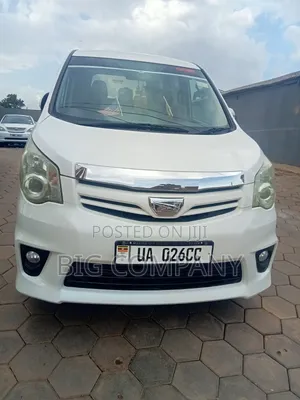 Toyota Noah 2.0 143hp AWD (7 Seater) 2012 White