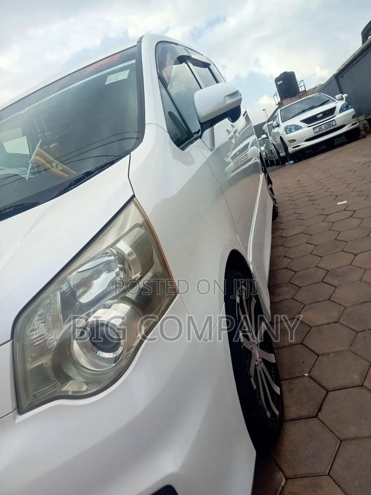 Toyota Noah 2.0 143hp AWD (7 Seater) 2012 White