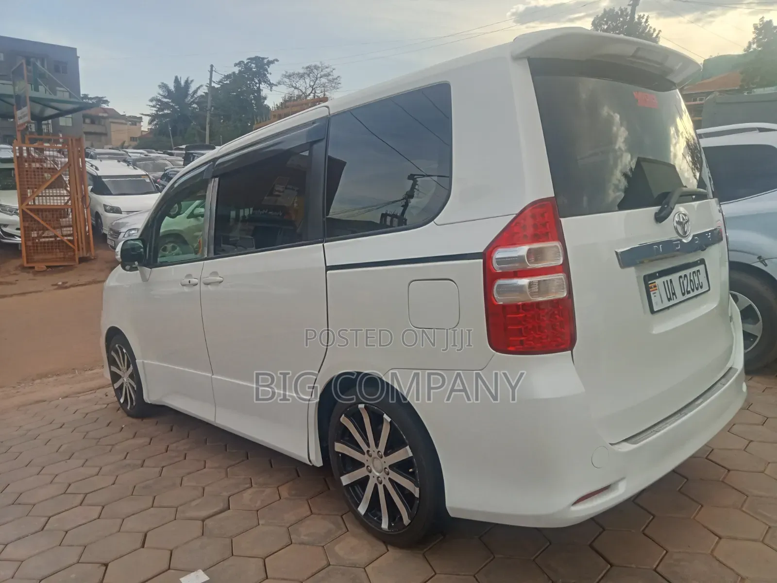 Toyota Noah 2.0 143hp AWD (7 Seater) 2012 White