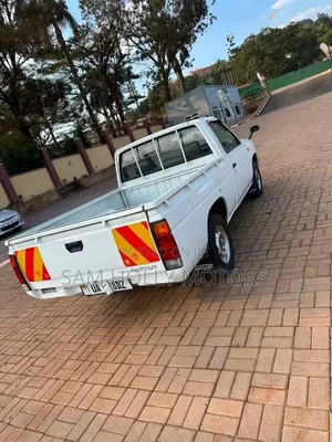Nissan Pick-Up 2000 White